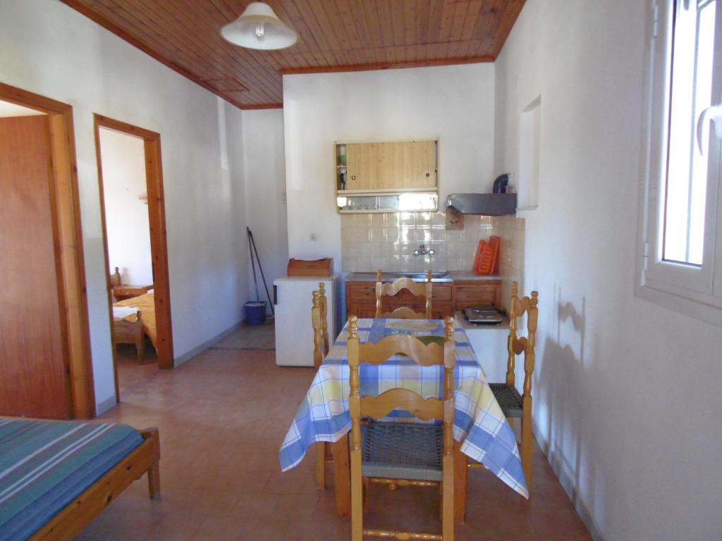 cocina con mesa y sillas en una habitación en Apartments Elli - Nikos, en Ýpsos