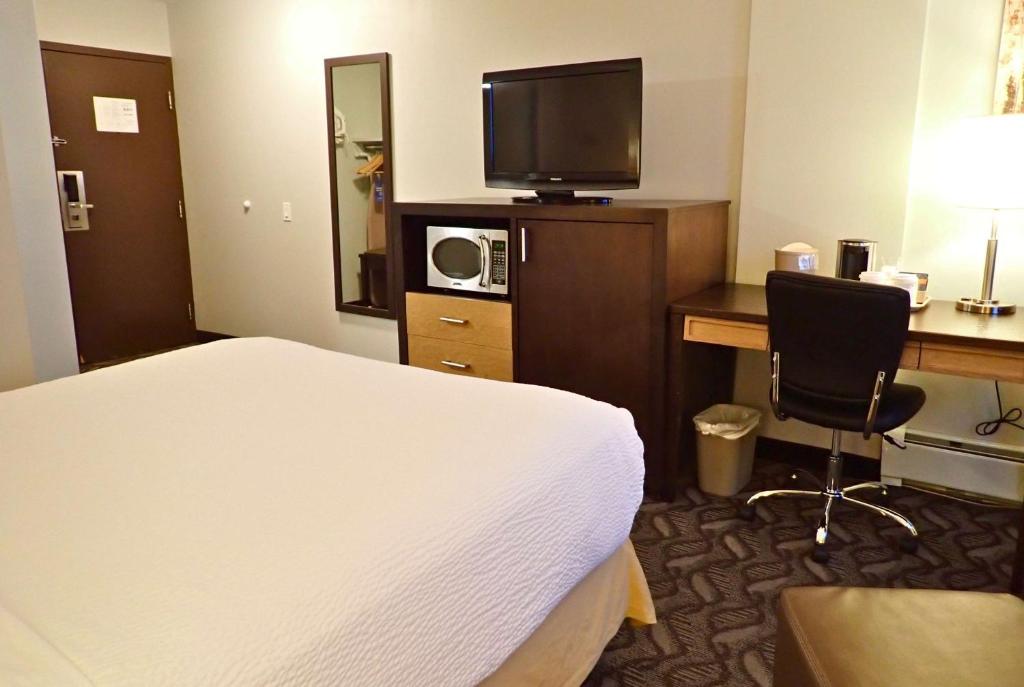 TV a/nebo společenská místnost v ubytování Days Inn by Wyndham Airdrie