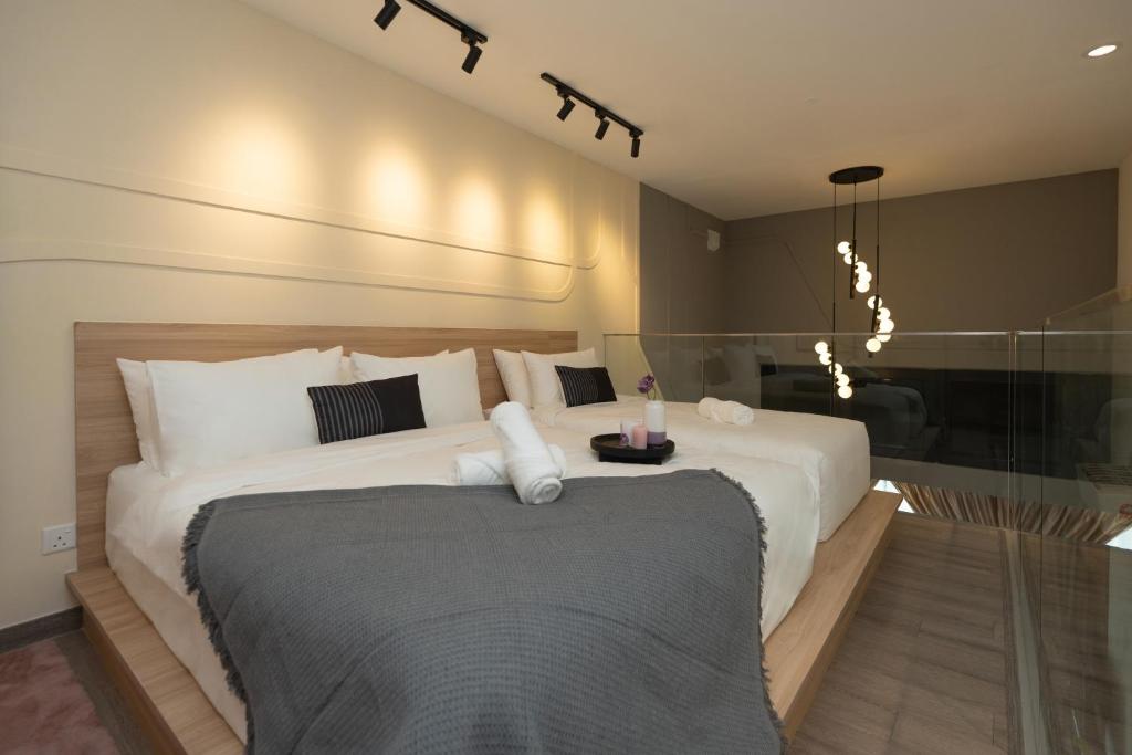 Postel nebo postele na pokoji v ubytování Luxury Skyline Suite by PSM
