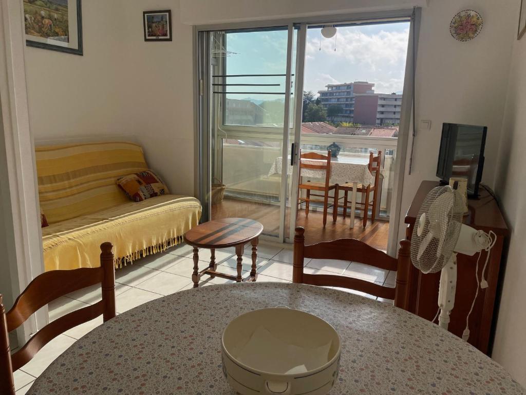 un salon avec une table et des chaises et un balcon dans l'établissement Studio lumineux 3 pers près plage - Loggia, Parking - FR-1-309-488, à Argelès-sur-Mer