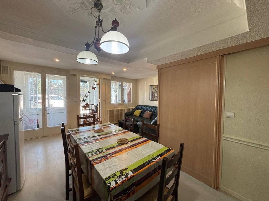 une salle à manger avec une table et un canapé dans l'établissement Appartement T3, ski aux pieds, parking, Les Angles - FR-1-593-124, aux Angles