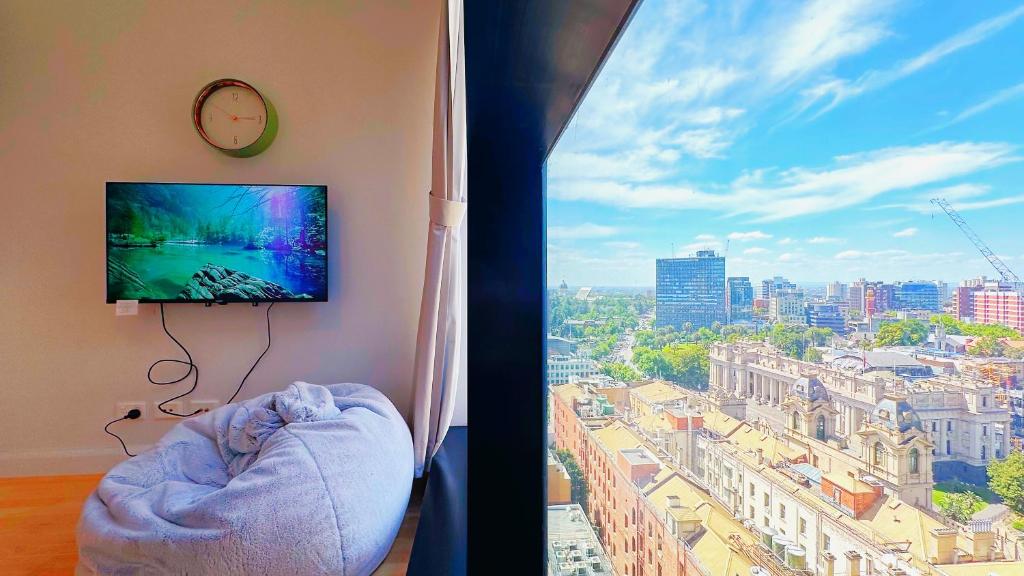 Μια τηλεόραση ή/και κέντρο ψυχαγωγίας στο 27 Little Collins 2B2B by GoodLive