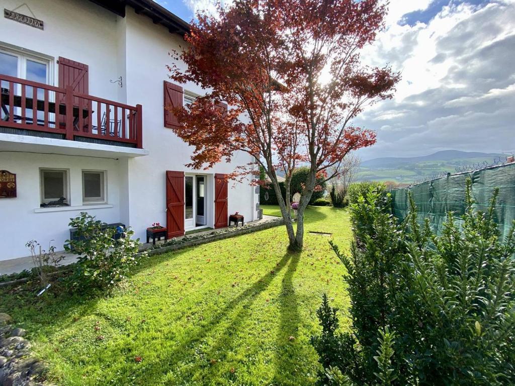 un arbre dans la cour d'une maison dans l'établissement Appartement calme à Hasparren avec jardin et Wi-Fi, 4 couchages - FR-1-495-144, à Hasparren