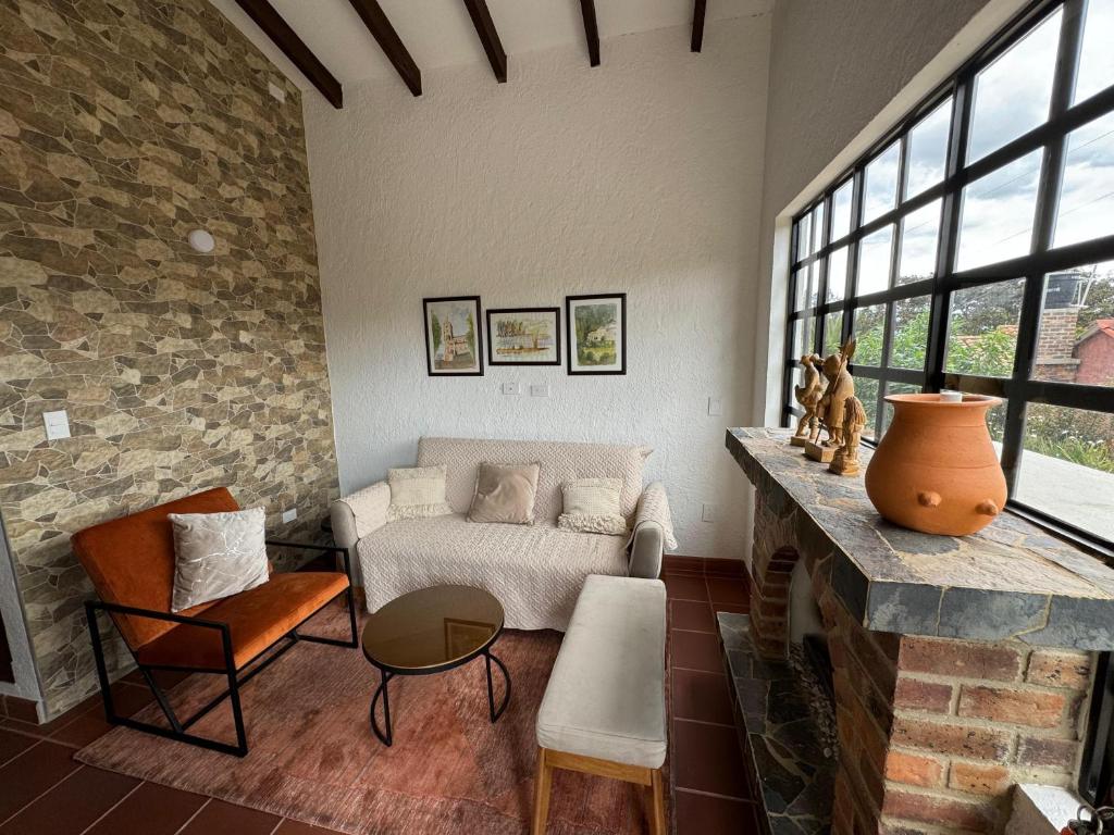a living room with a couch and a table at Mi terrunio-Alojamiento rural in Duitama