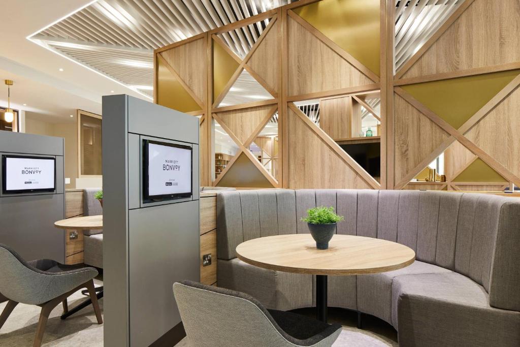 Posezení v ubytování Courtyard by Marriott London City Airport