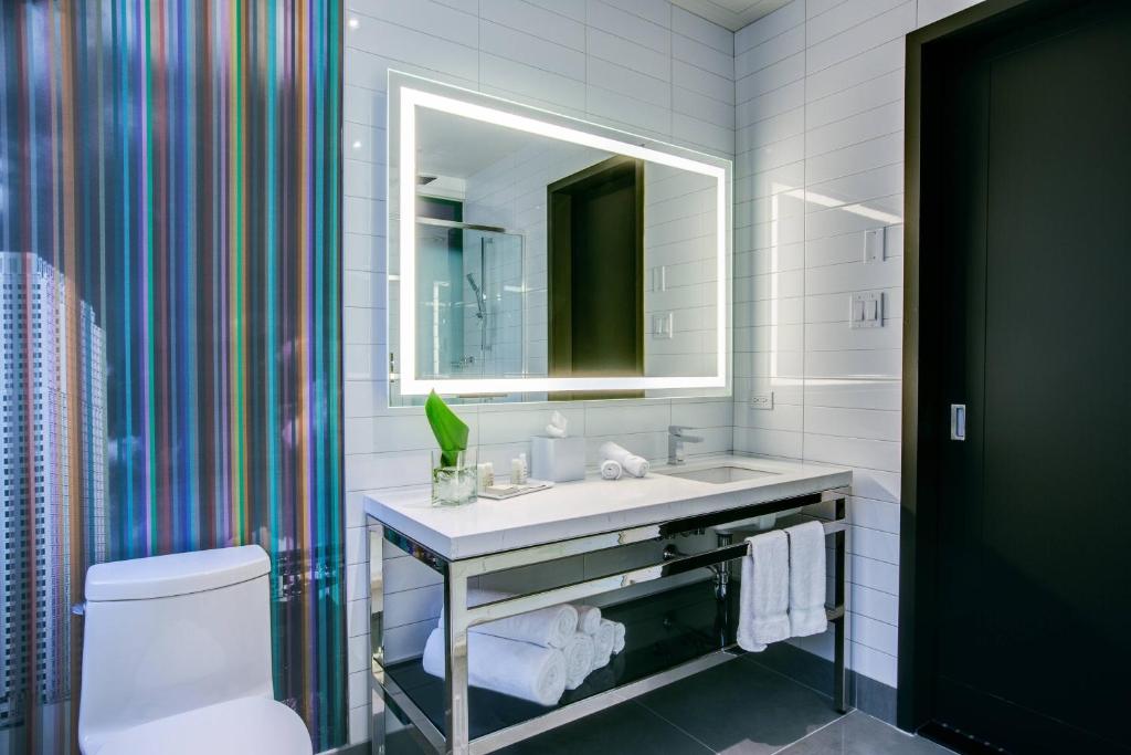 Koupelna v ubytování Renaissance Montreal Downtown Hotel