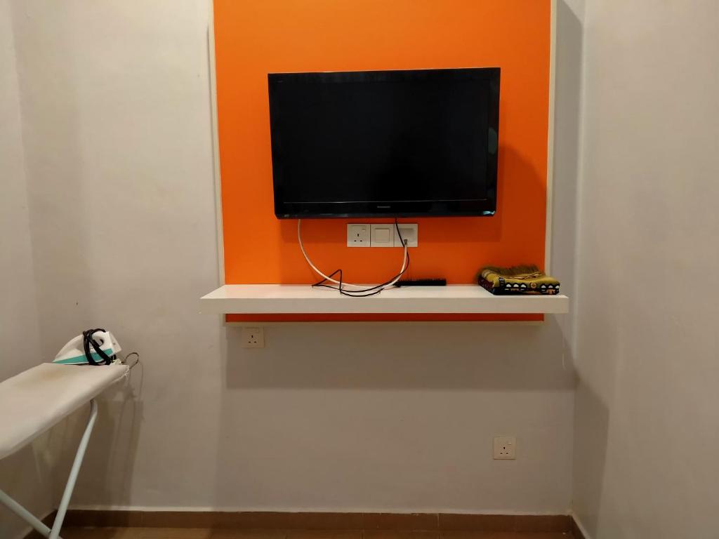 TV a/nebo společenská místnost v ubytování Akar Beach Resort