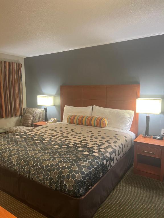 Postel nebo postele na pokoji v ubytování Travelers Inn Eugene University
