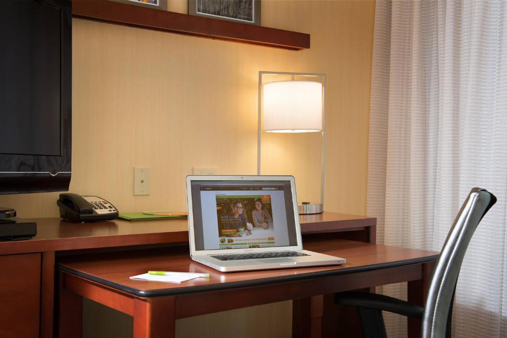 Courtyard by Marriott Hanover Lebanon - King Room Met Bankbed