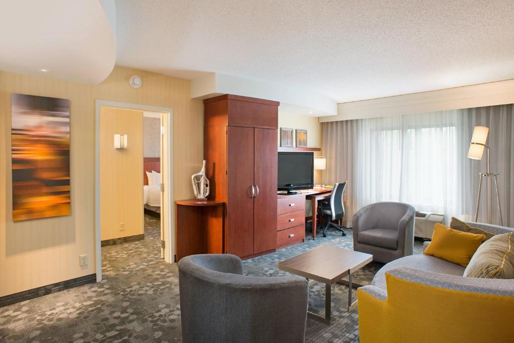 Courtyard by Marriott Hanover Lebanon - King Suite Met Bankbed