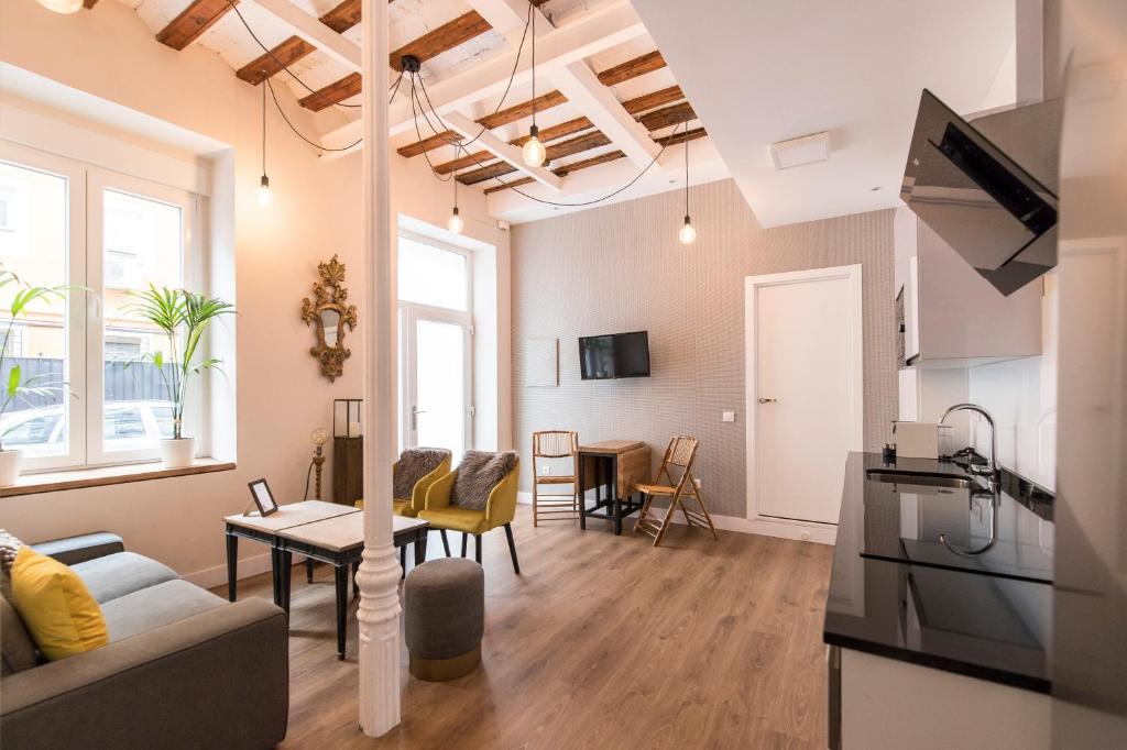 a living room with a couch and a table at Loft chic luminoso in Madrid