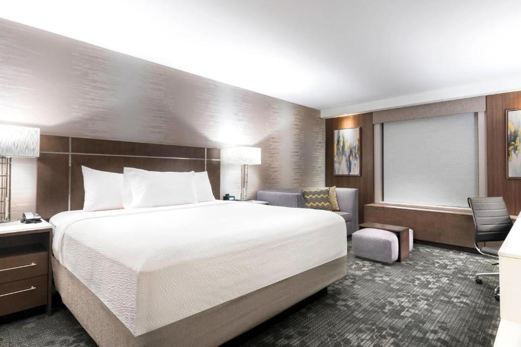 Courtyard by Marriott Edgewater NYC Area - King Room