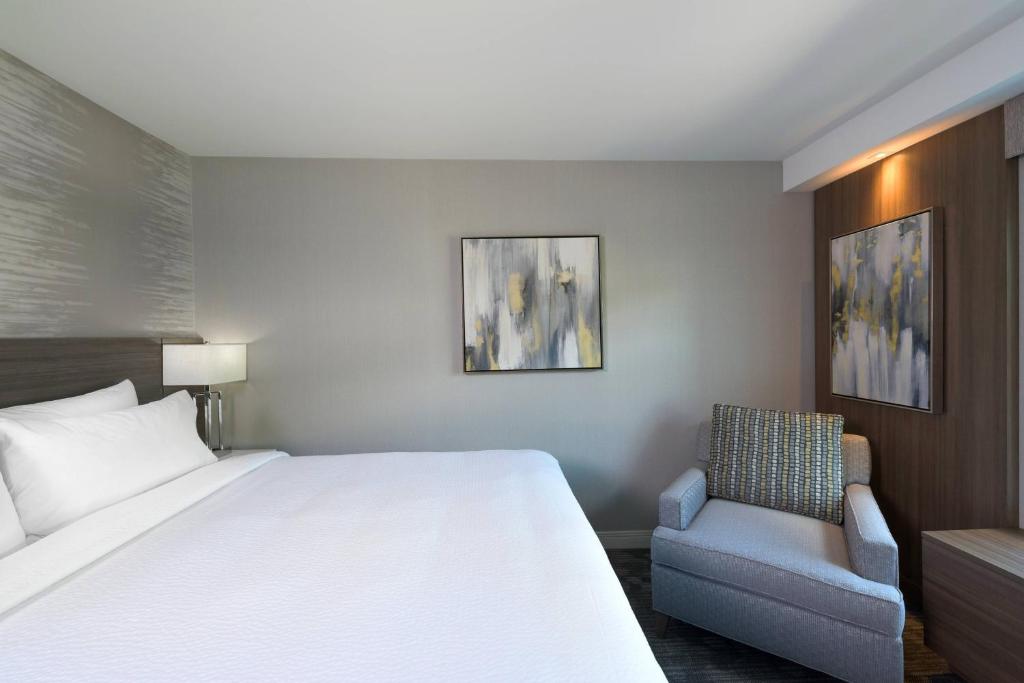 Courtyard by Marriott Edgewater NYC Area - Deluxe King Room