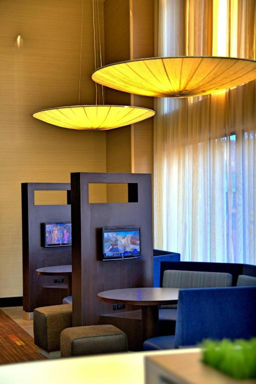 TV a/nebo společenská místnost v ubytování Courtyard by Marriott Amarillo Downtown