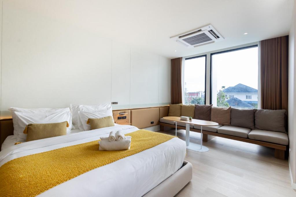 Postel nebo postele na pokoji v ubytování GOOD Nakhonsawan Hotel