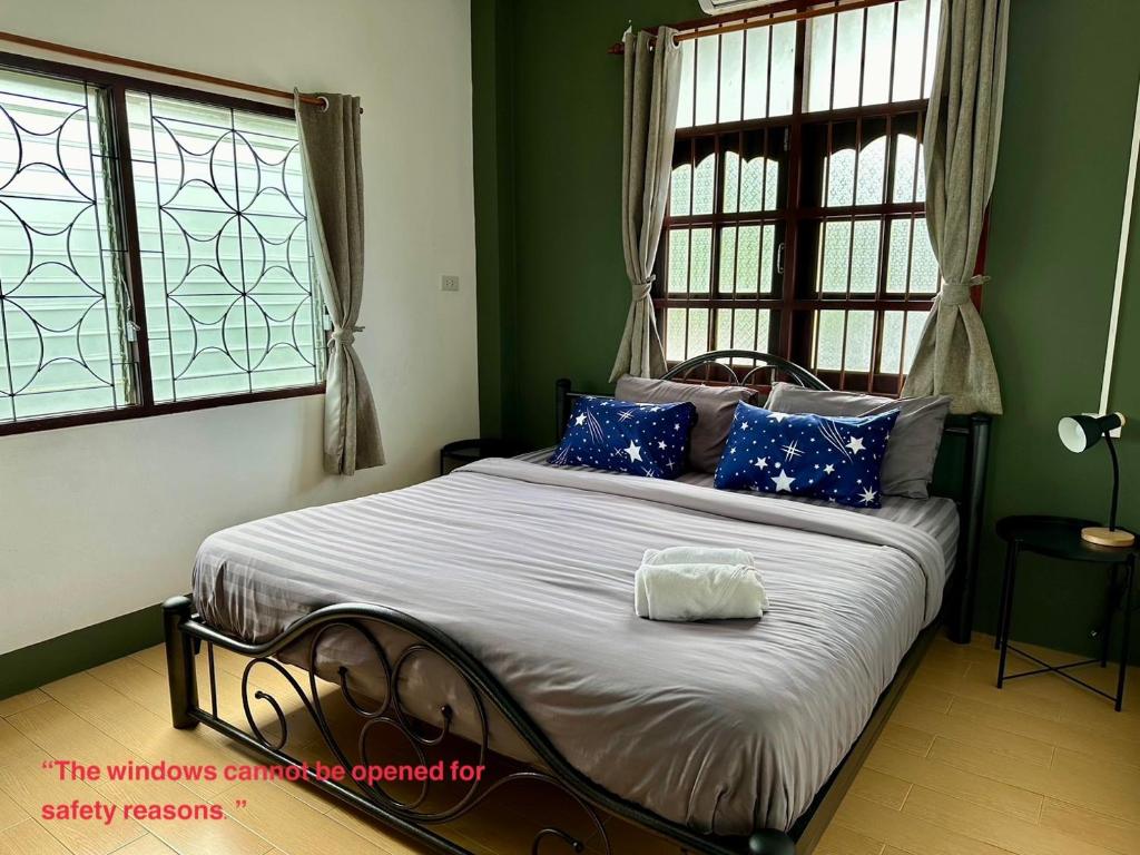 Postel nebo postele na pokoji v ubytování Niece Hostel Phuket - SHA Extra Plus
