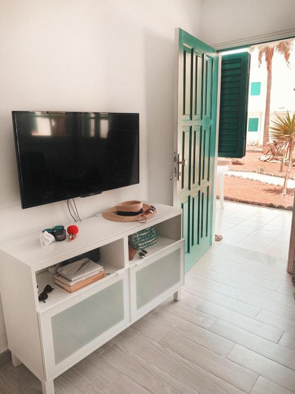 A television and/or entertainment centre at Calma apartment On the most amazing beach in Fuerteventura