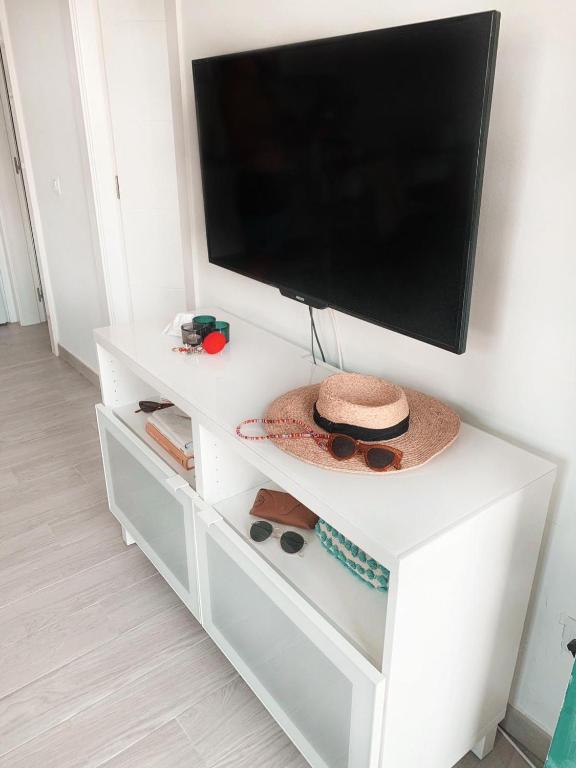 A television and/or entertainment centre at Calma apartment On the most amazing beach in Fuerteventura
