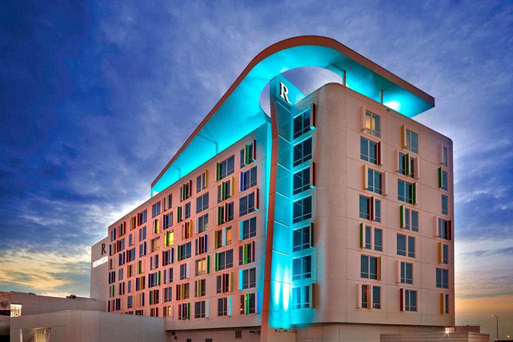 ニスクにあるRenaissance Edmonton Airport Hotelの青いライトが映える建物
