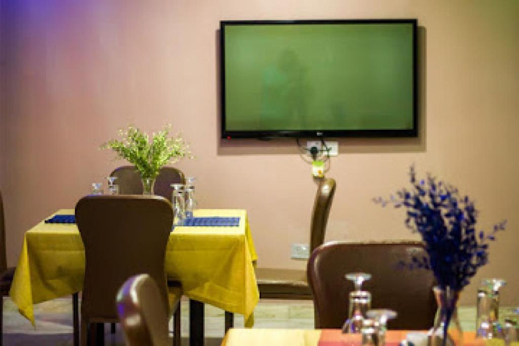 TV a/nebo společenská místnost v ubytování Room in Lodge - Oragon Hotel and Suites