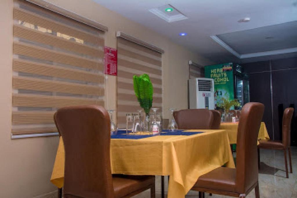 Posezení v ubytování Room in Lodge - Oragon Hotel and Suites