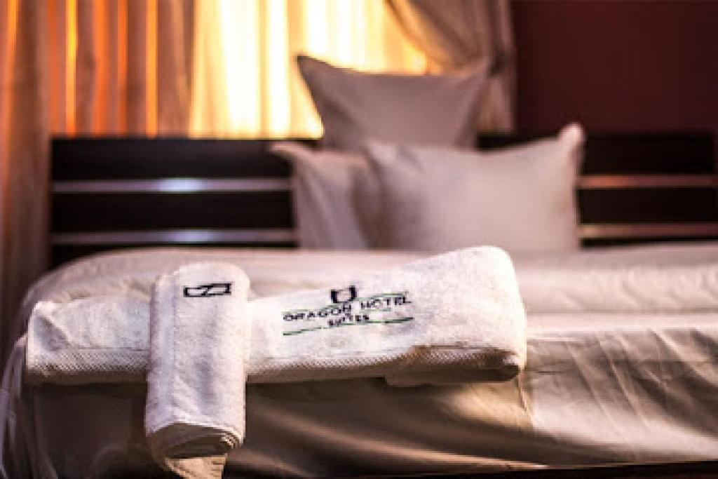 Postel nebo postele na pokoji v ubytování Room in Lodge - Oragon Hotel and Suites