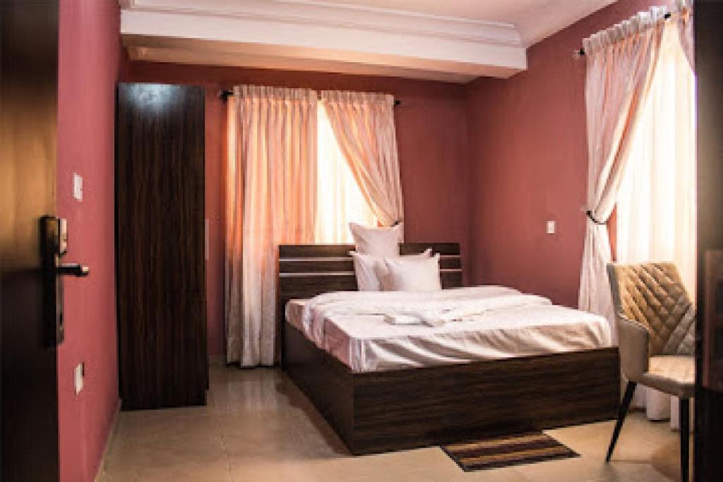 Postel nebo postele na pokoji v ubytování Room in Lodge - Oragon Hotel and Suites