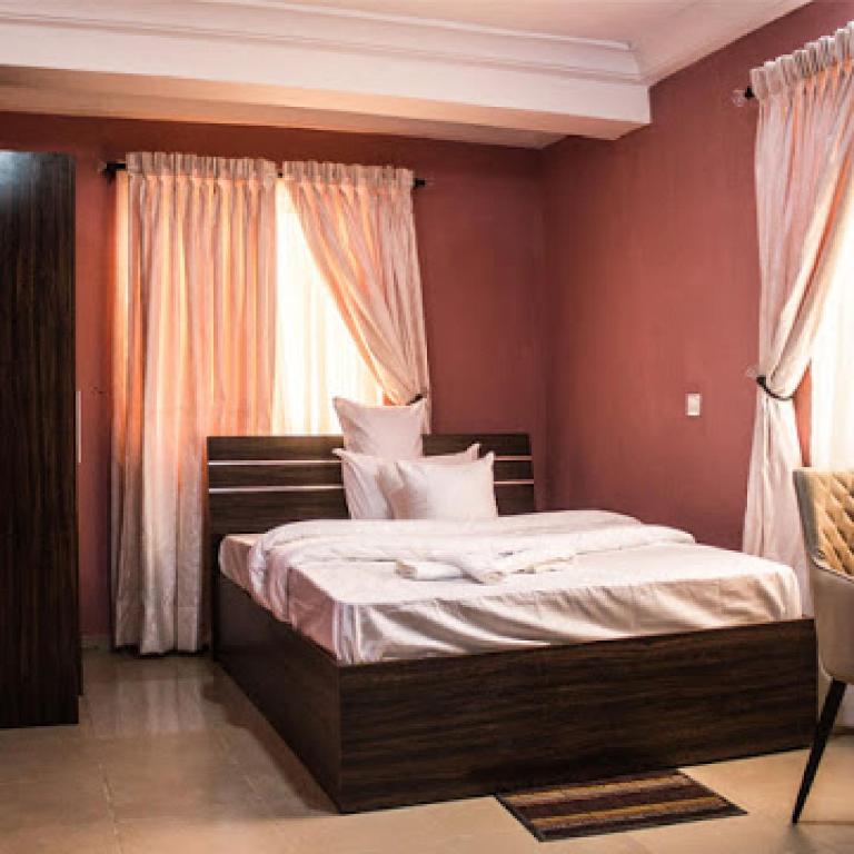 Postel nebo postele na pokoji v ubytování Room in Lodge - Oragon Hotel and Suites