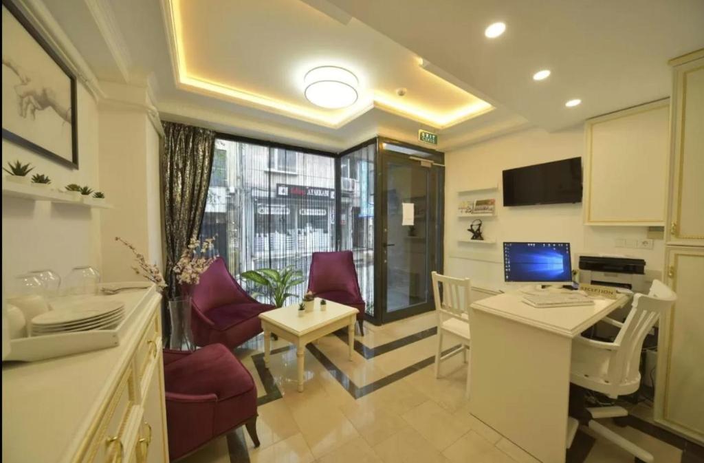 TV a/nebo společenská místnost v ubytování Room in Guest room - Lika Hotel - Superior Double or Twin Room - Luxury in Istanbul Center