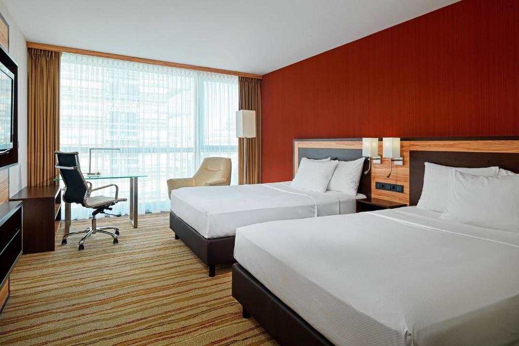 Ein Bett oder Betten in einem Zimmer der Unterkunft Courtyard by Marriott Duesseldorf Hafen