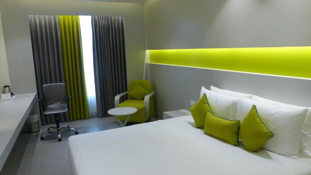 Postel nebo postele na pokoji v ubytování ZIBE Coimbatore by GRT Hotels