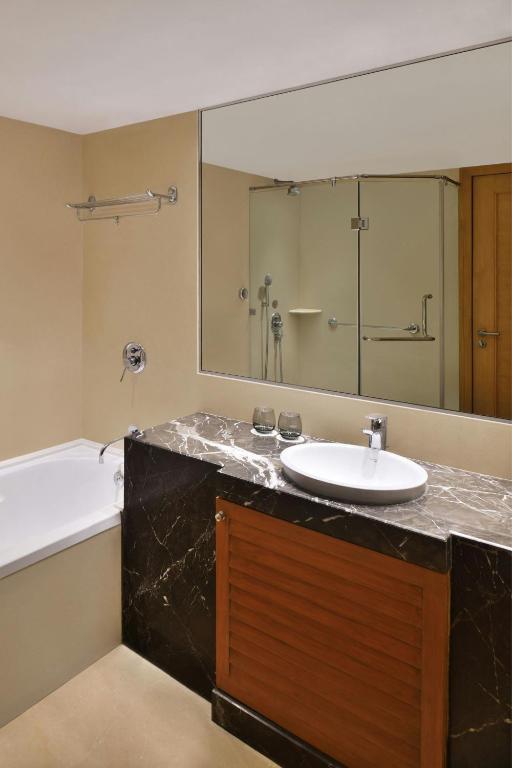 Koupelna v ubytování Courtyard by Marriott Chennai