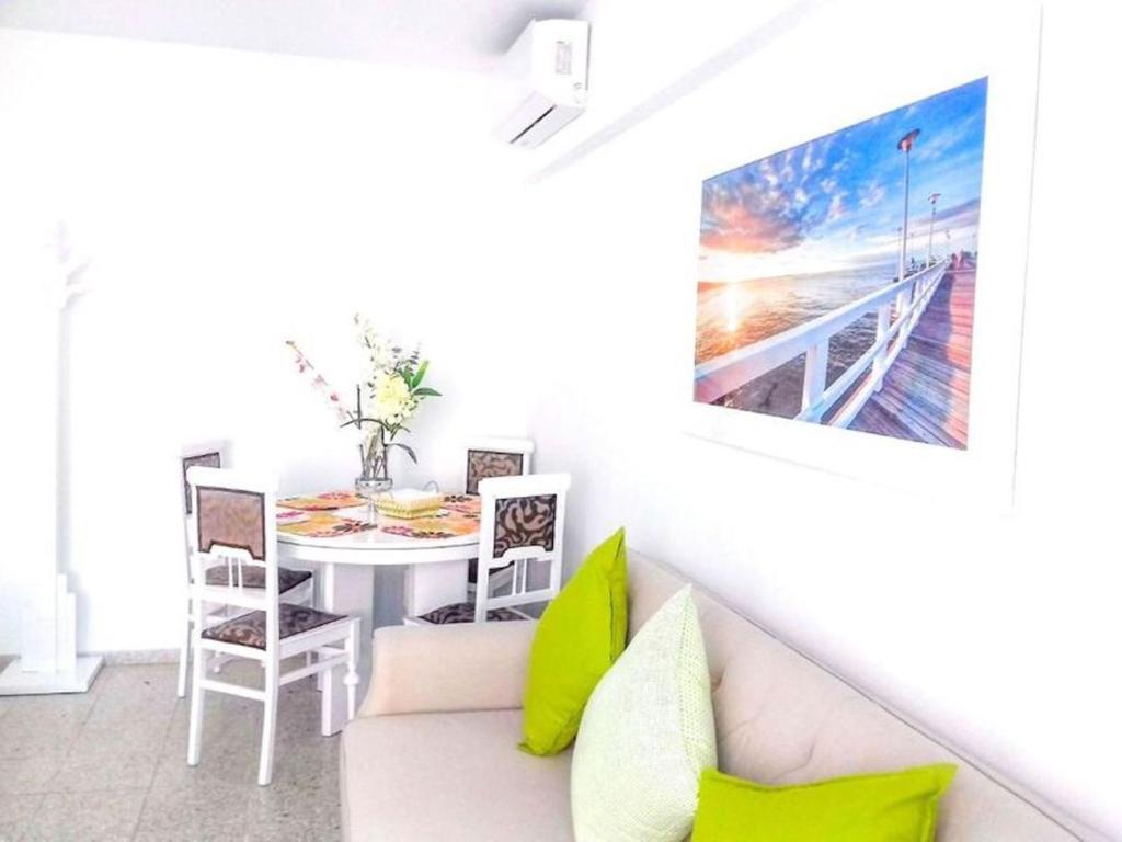 Posezení v ubytování Lots of sunlight 3 bedroom Apartment with balcony Air Conditioning sys3yr