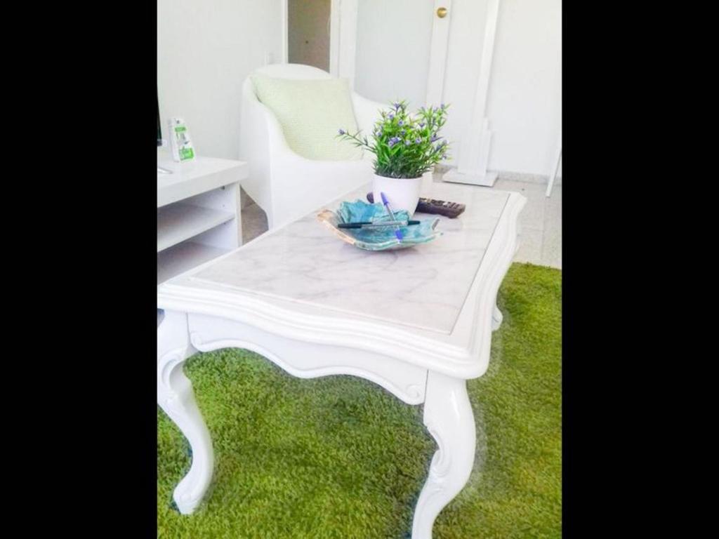 Posezení v ubytování Lots of sunlight 3 bedroom Apartment with balcony Air Conditioning sys3yr