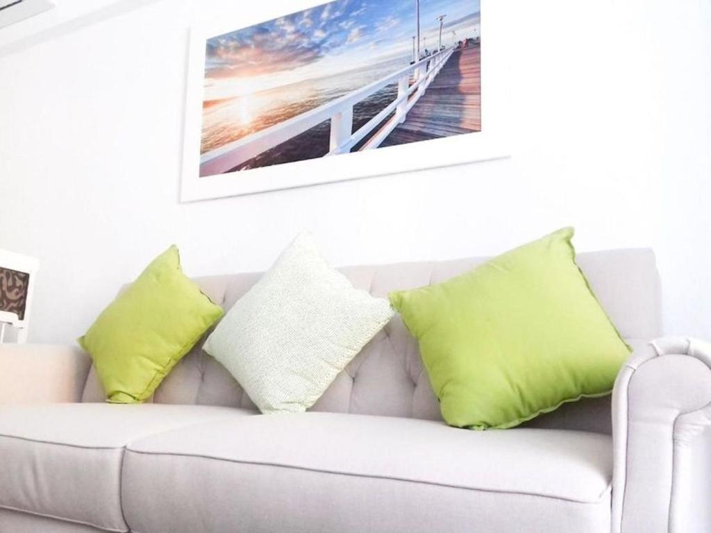 Posezení v ubytování Lots of sunlight 3 bedroom Apartment with balcony Air Conditioning sys3yr