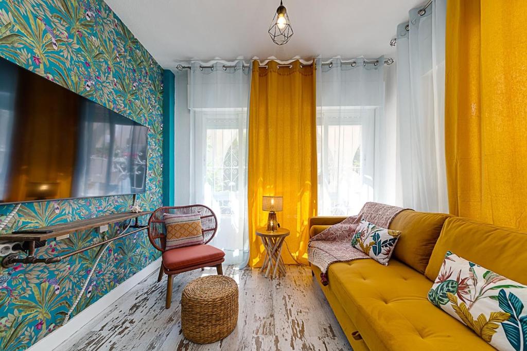 Gallery image of Elegant Bungalow with Jacuzzi Villa Loi Charls in Torrevieja in Torrevieja