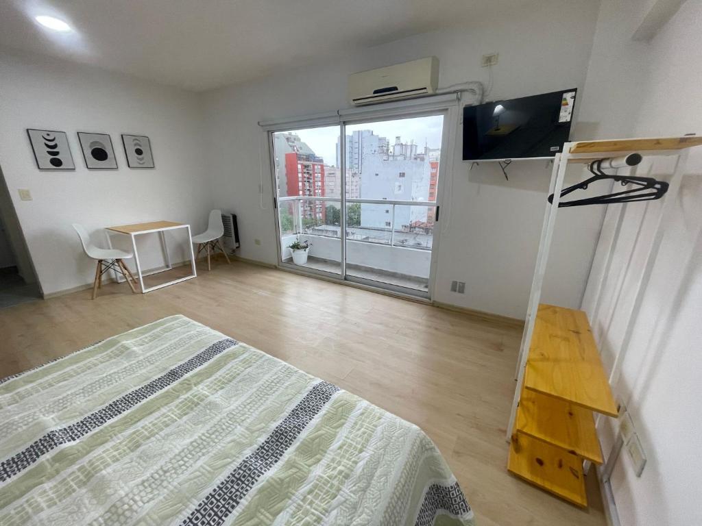 Télévision ou salle de divertissement dans l'établissement Modern Studio with Open Views, Pool, and 24-Hour Security
