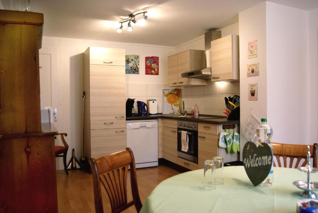 cocina con mesa y comedor en Ferienwohnung Jahn, en Duderstadt