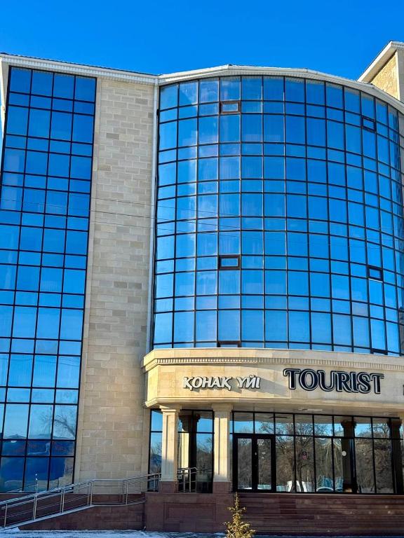 un edificio alto con un cartel de confianza kohl en él en Турист, en Taraz