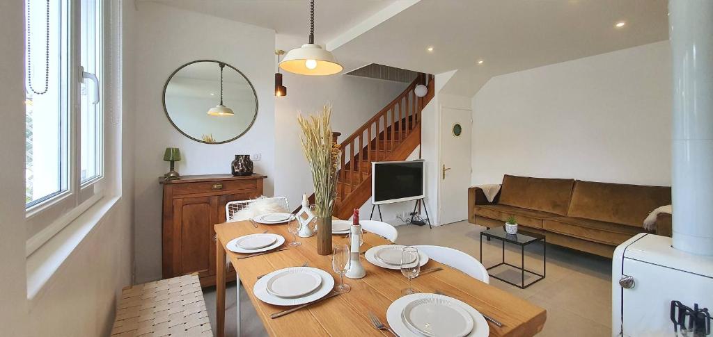 d'un salon avec une table et des plaques de cuisson. dans l'établissement Maison Le repos des pêcheurs, à Quiberon