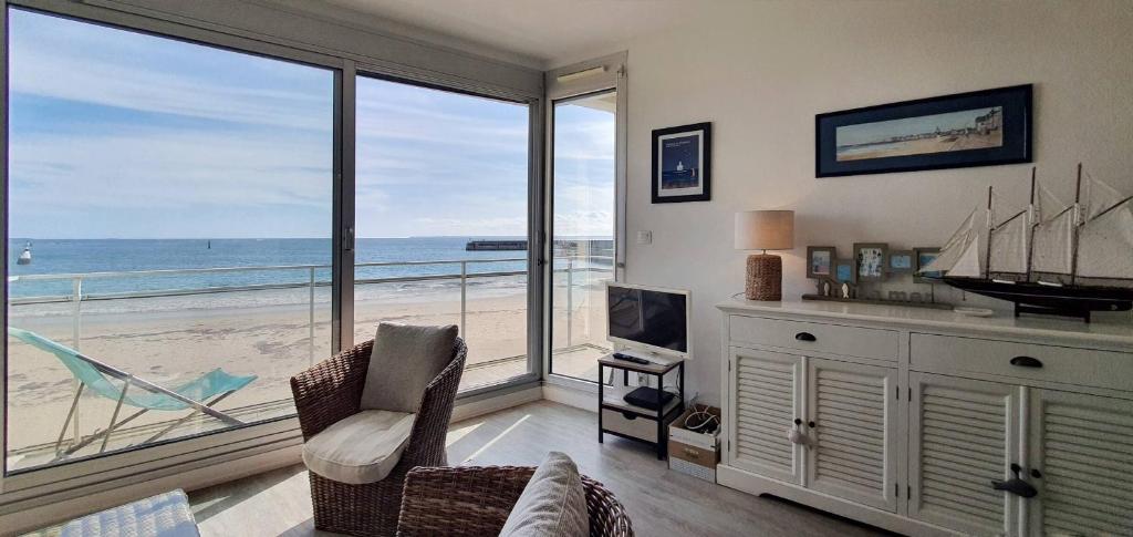 - un salon avec vue sur la plage dans l'établissement Escale sur la Grande Plage, à Quiberon