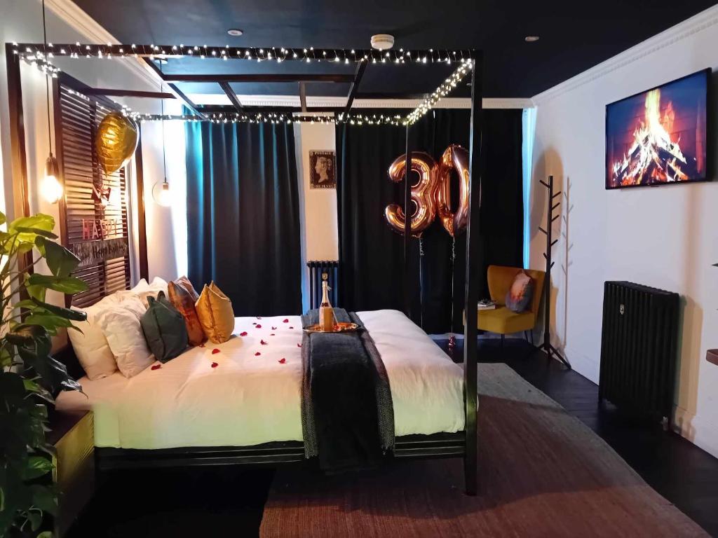 Fotografie z fotogalerie ubytování The Penny Black Apartment With Indoor Hot Tub v destinaci Slamannan