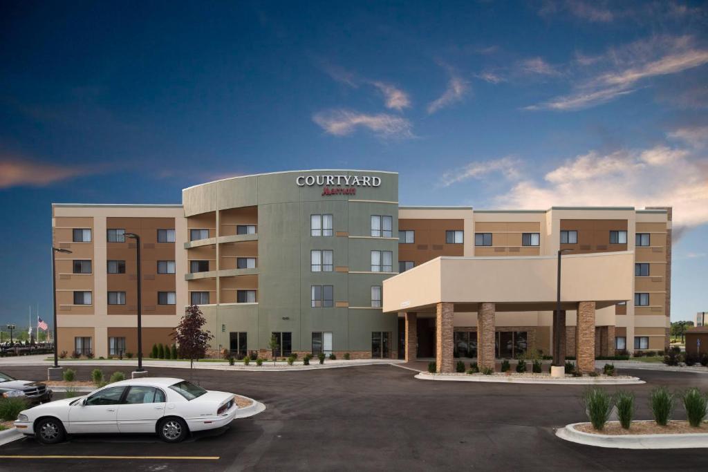 a car parked in a parking lot in front of a hotel at Courtyard Bay City in Bay City