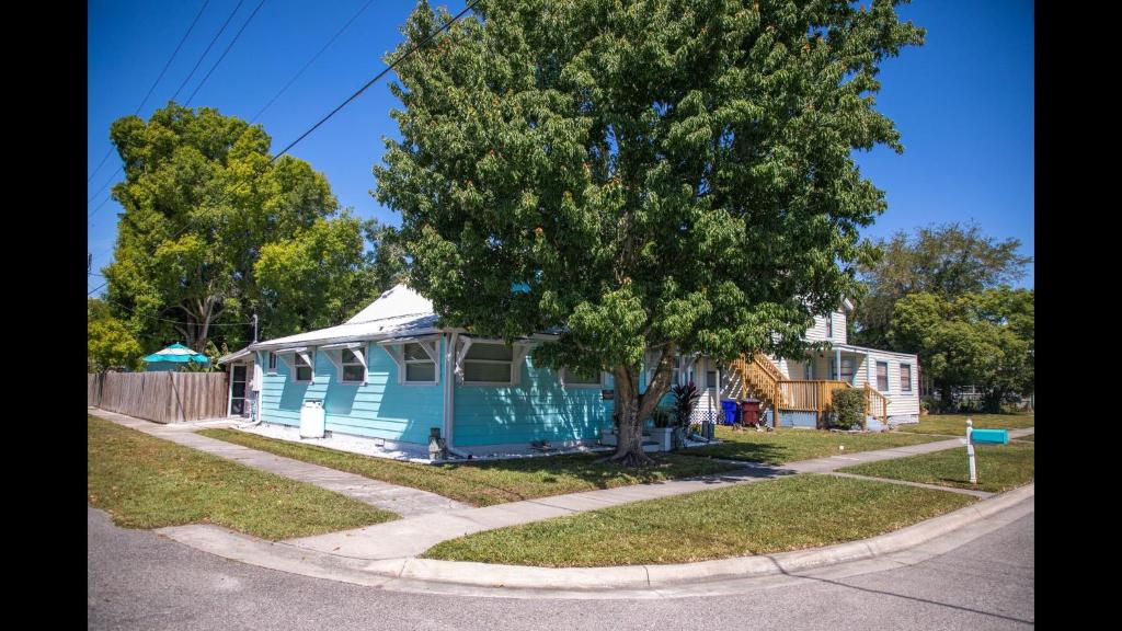 Family Home w Private Pool Yard Only 24 Mi to Disney - Holiday Home
