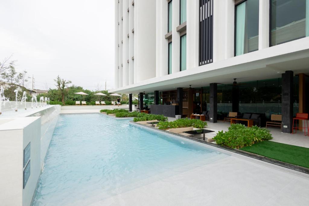 Bazén v ubytování GOOD Nakhonsawan Hotel nebo v jeho okolí