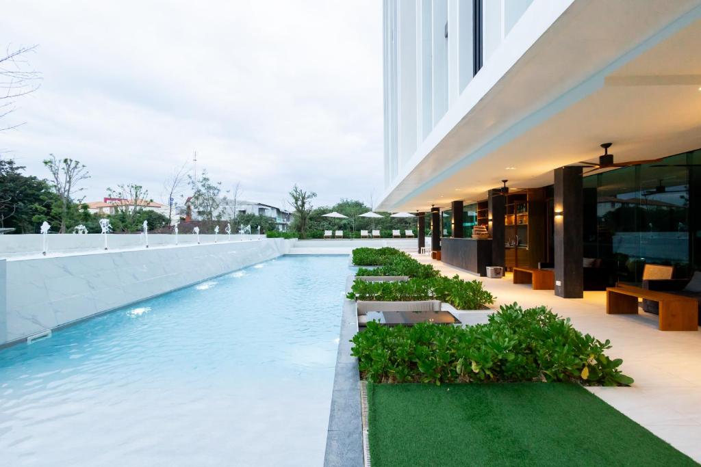 Bazén v ubytování GOOD Nakhonsawan Hotel nebo v jeho okolí