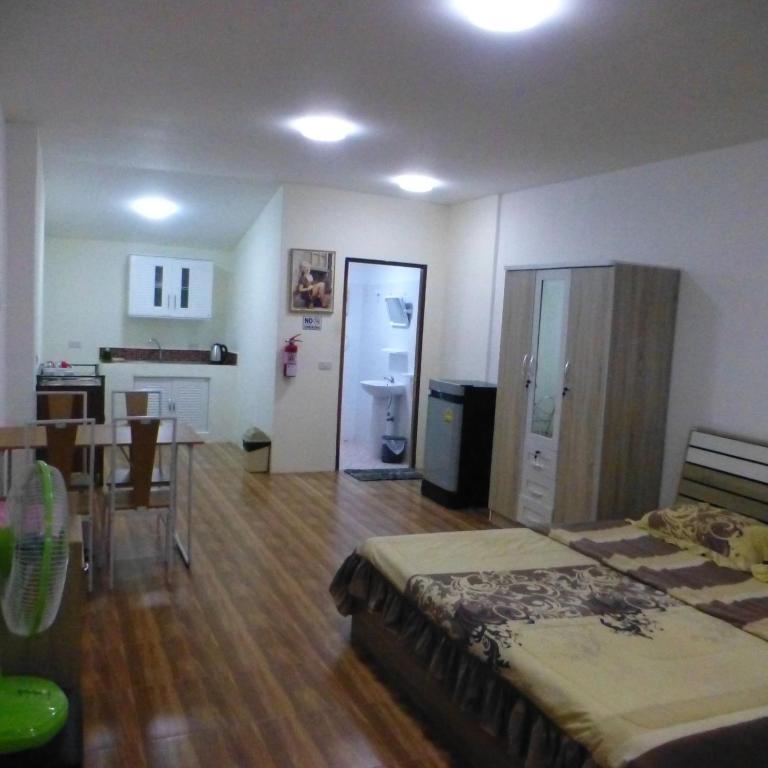1 Double bedroom apartment with Pool and extensive Kitchen diningroom - 公寓