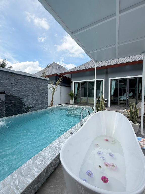Bazén v ubytování The M Millions Pool Villa, Aonang Krabi -Free Shuttle to Aonang Beach nebo v jeho okolí