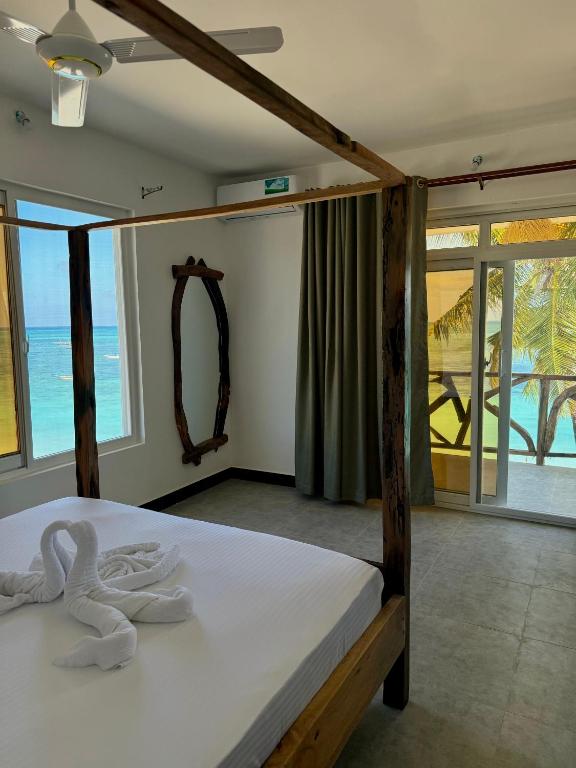 Postel nebo postele na pokoji v ubytování Dhow Beach Boutique Hotel