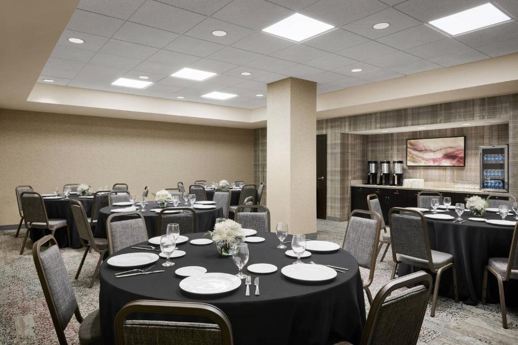 Um restaurante ou outro lugar para comer em Courtyard by Marriott Newark Downtown
